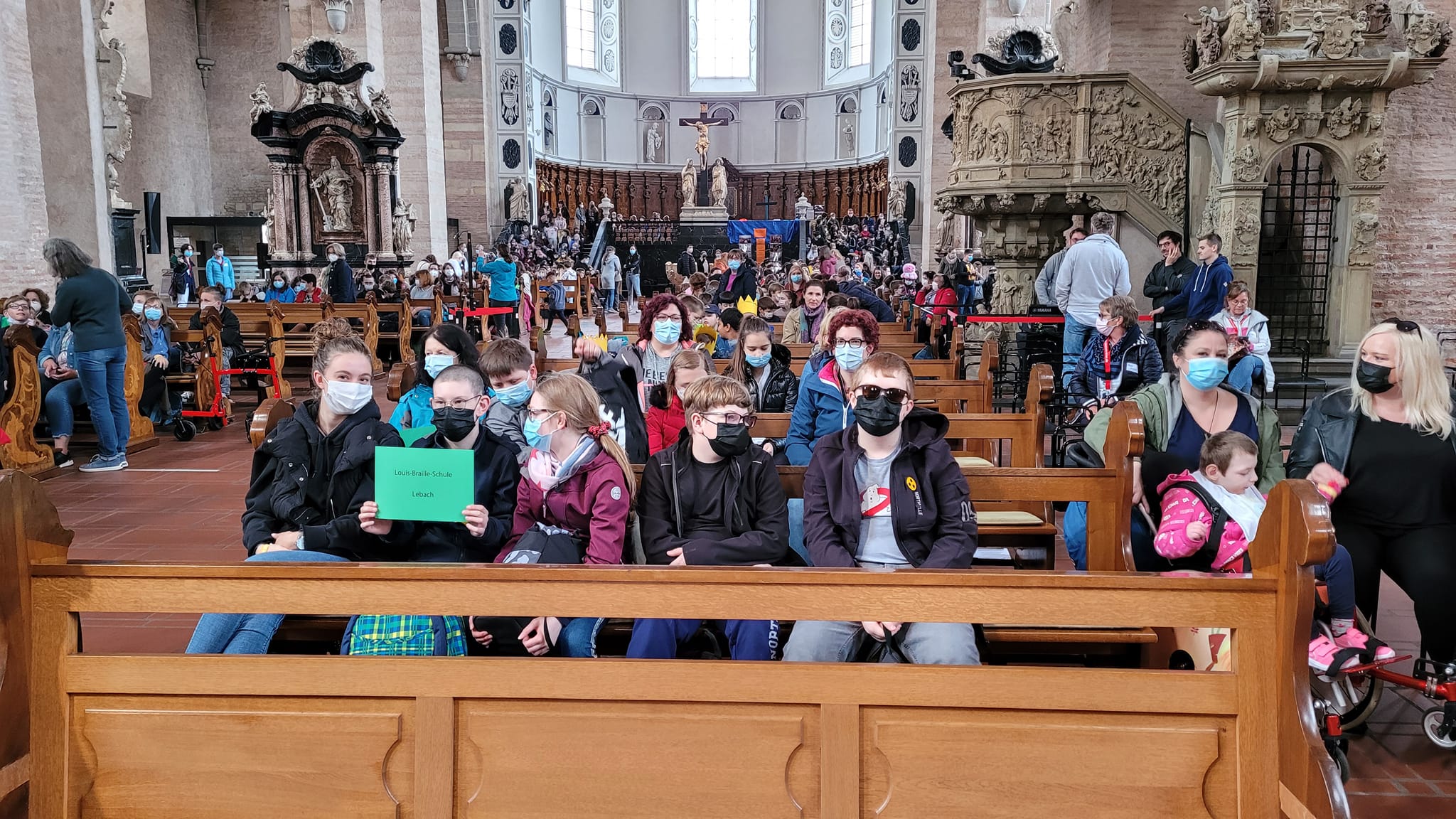 Gruppenfoto%20im%20Hohen%20Dom%20zu%20Trier Gruppenfoto%20im%20Hohen%20Dom%20zu%20Trier